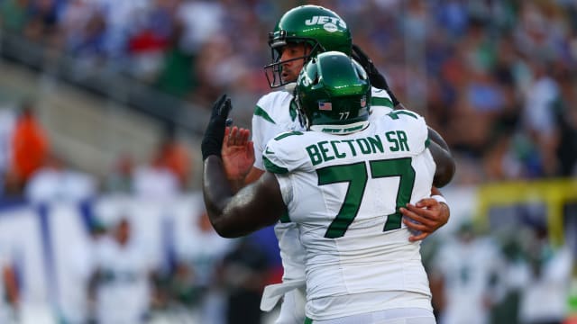 RT Mekhi Becton hugs QB Aaron Rodgers during a NFL Preseason game against the Giants